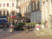 851516 Afbeelding van enkele bloemenkramen en kramen met kerststukken voor het Stadhuis (Stadhuisbrug 1) te Utrecht.